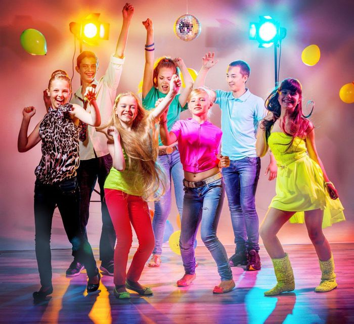 1280-501175689-teenagers-dancing